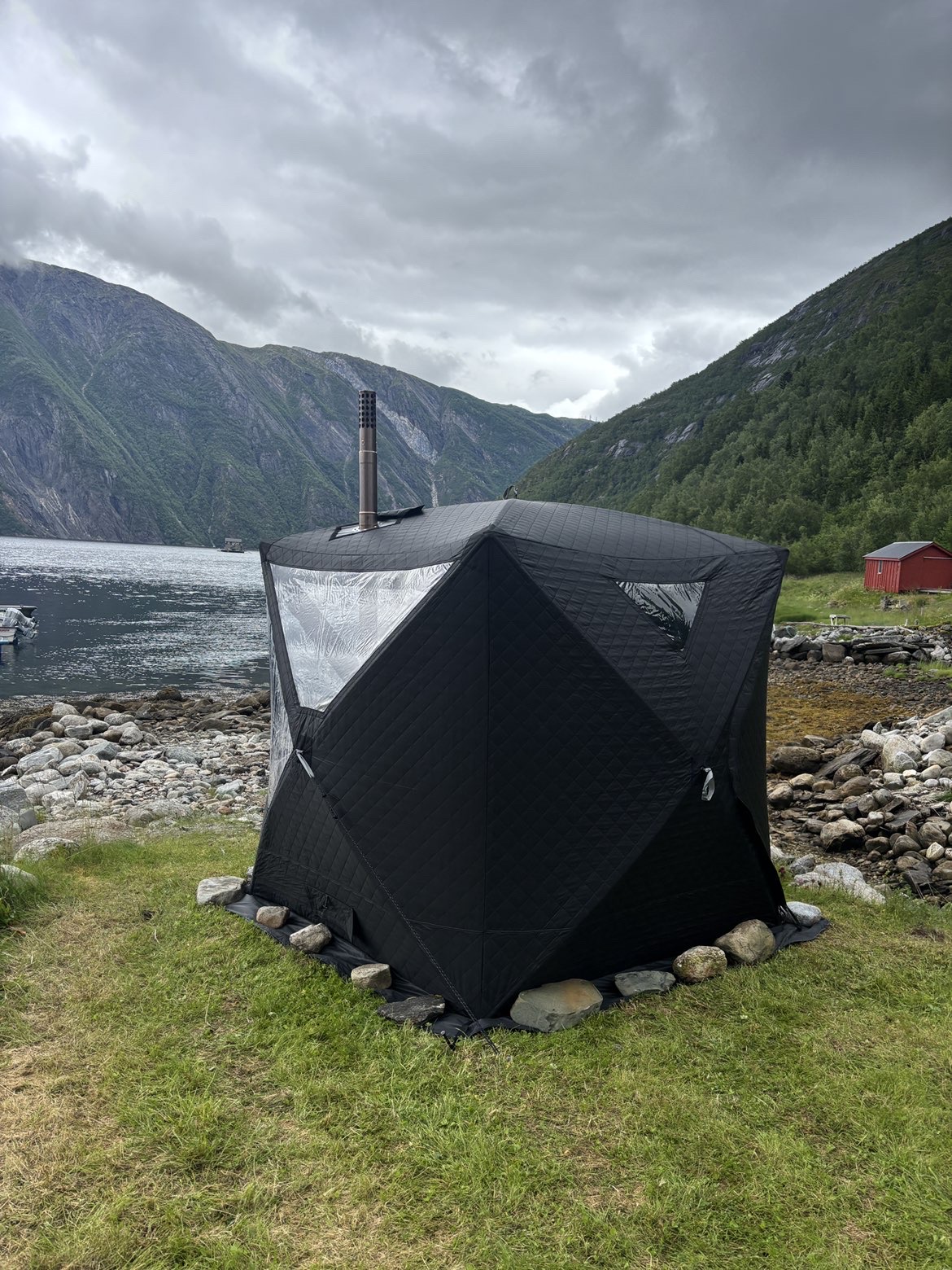 Badstuteltet ved fjorden med panoramavinduer