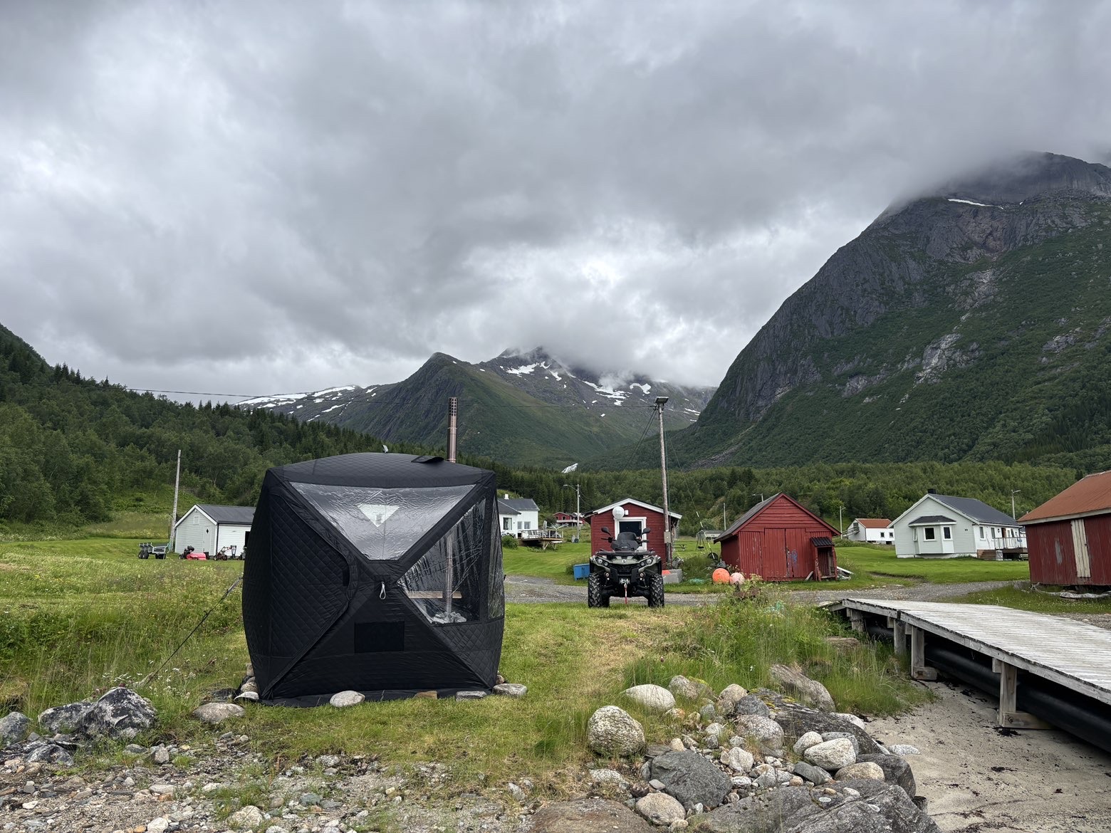 Badstuteltet i naturskjønne omgivelser med fjell